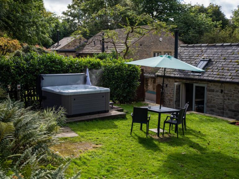 Peak Garden Cottage, derbyshire outside view with hot tub