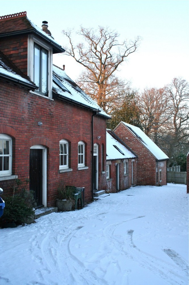 The Stables holiday cottage in New Forest, outside view with snow
