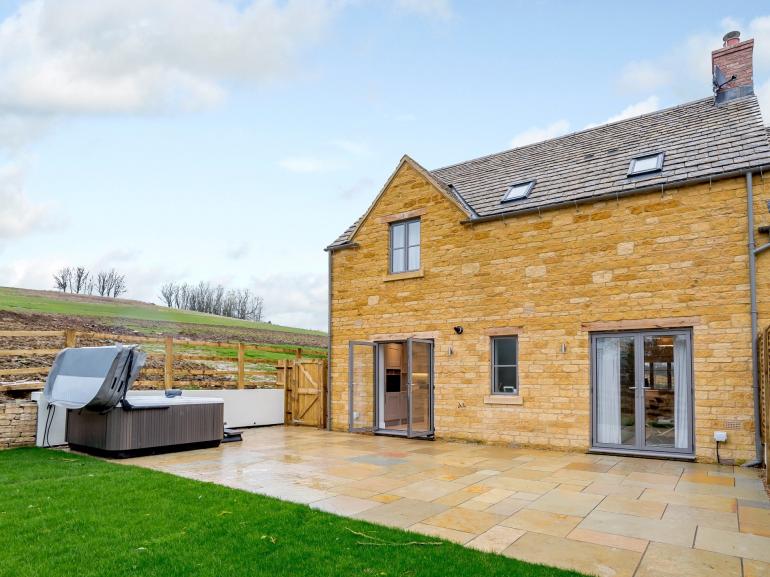 florence cottage in cotswolds with hot tub outside