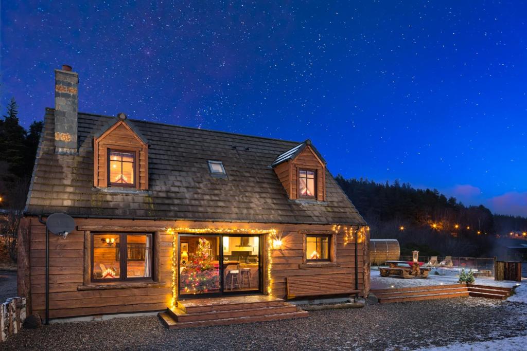Snowy Lodge & Log Cabin in Aviemore, exterior with stars
