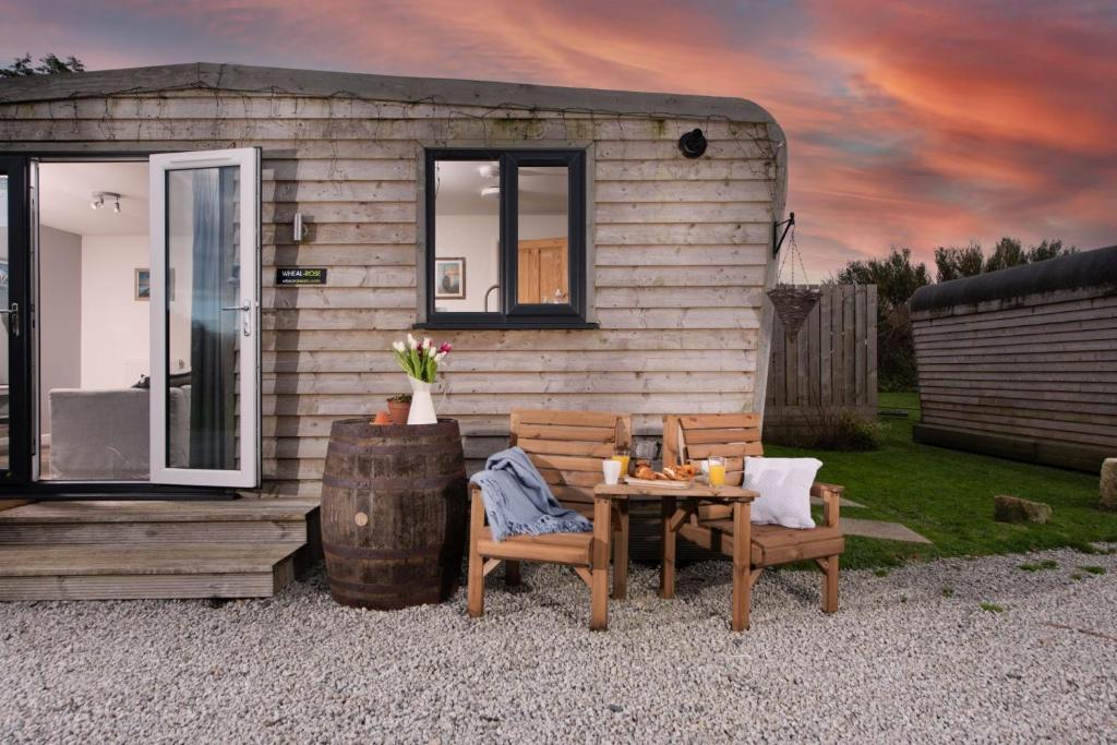 wheal rose log cabin, hot tub lodge with in cornwall, exterior photo